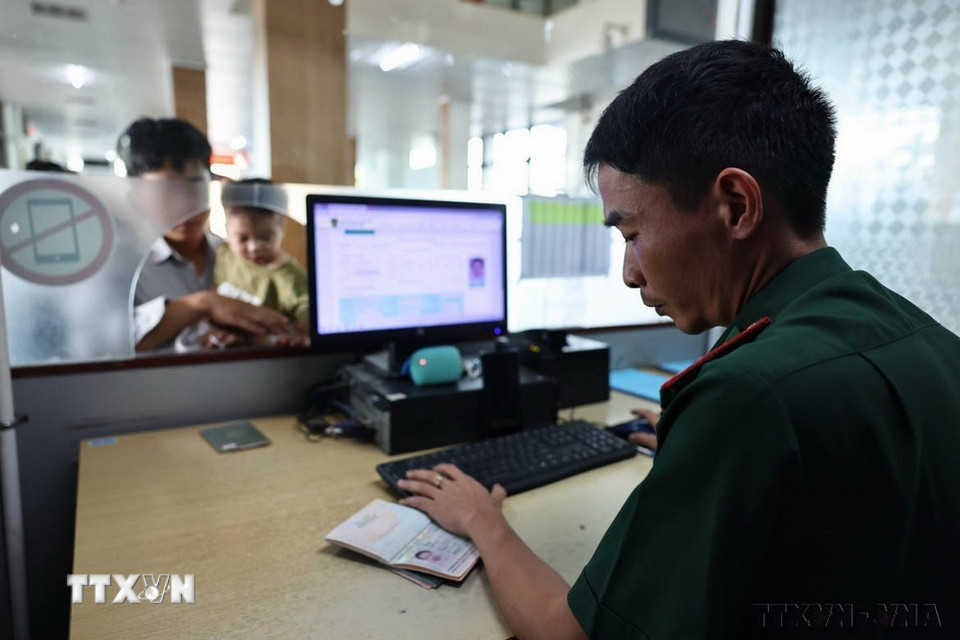 Lực lượng Biên phòng Cửa khẩu Quốc tế Lao Bảo (Quảng Trị) kiểm soát người xuất cảnh. (Ảnh: Minh Đức/TTXVN)