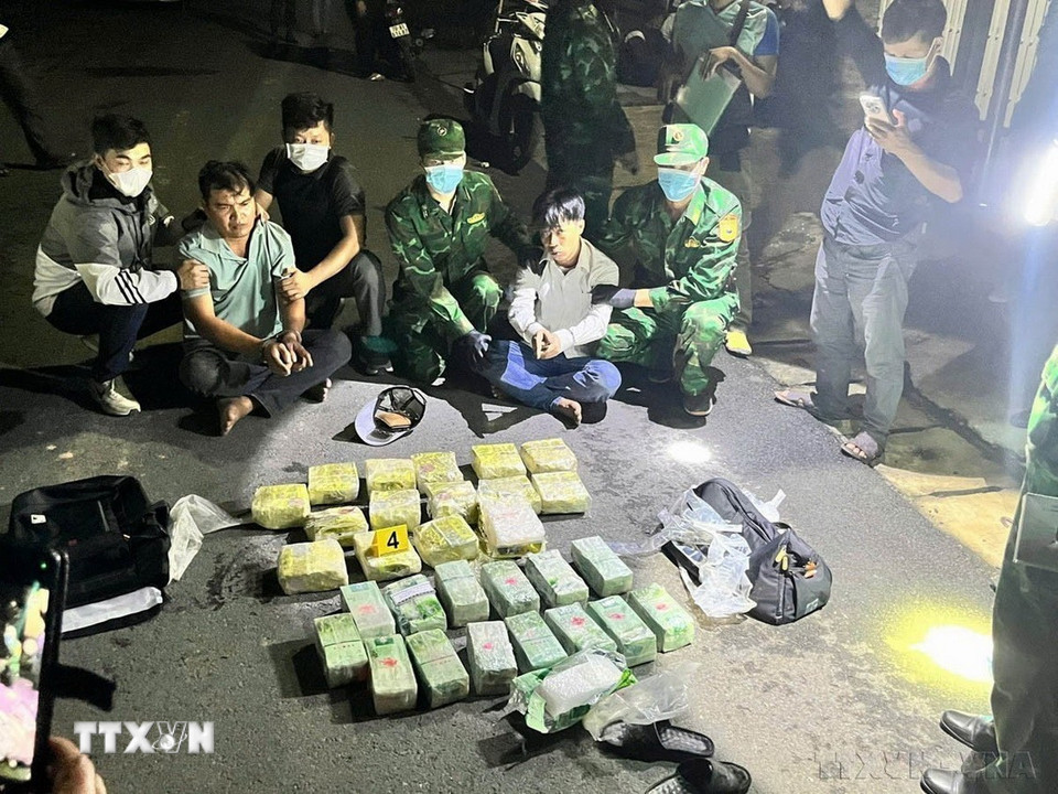 Phòng phòng chống ma túy và tội phạm Bộ đội Biên phòng Tây Ninh và Đồn biên phòng Cửa khẩu quốc tế Mộc Bài cùng lực lượng chức năng phối hợp triệt phá chuyên án vận chuyển 30kg ma túy đá từ Campuchia về Việt Nam. (Ảnh: TTXVN phát)
