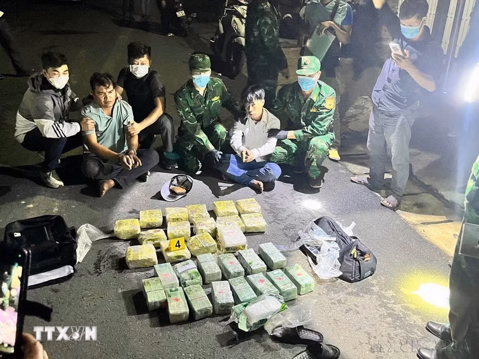 Phòng phòng chống ma túy và tội phạm Bộ đội Biên phòng Tây Ninh và Đồn biên phòng Cửa khẩu quốc tế Mộc Bài cùng lực lượng chức năng phối hợp triệt phá chuyên án vận chuyển 30kg ma túy đá từ Campuchia về Việt Nam. (Ảnh: TTXVN phát)