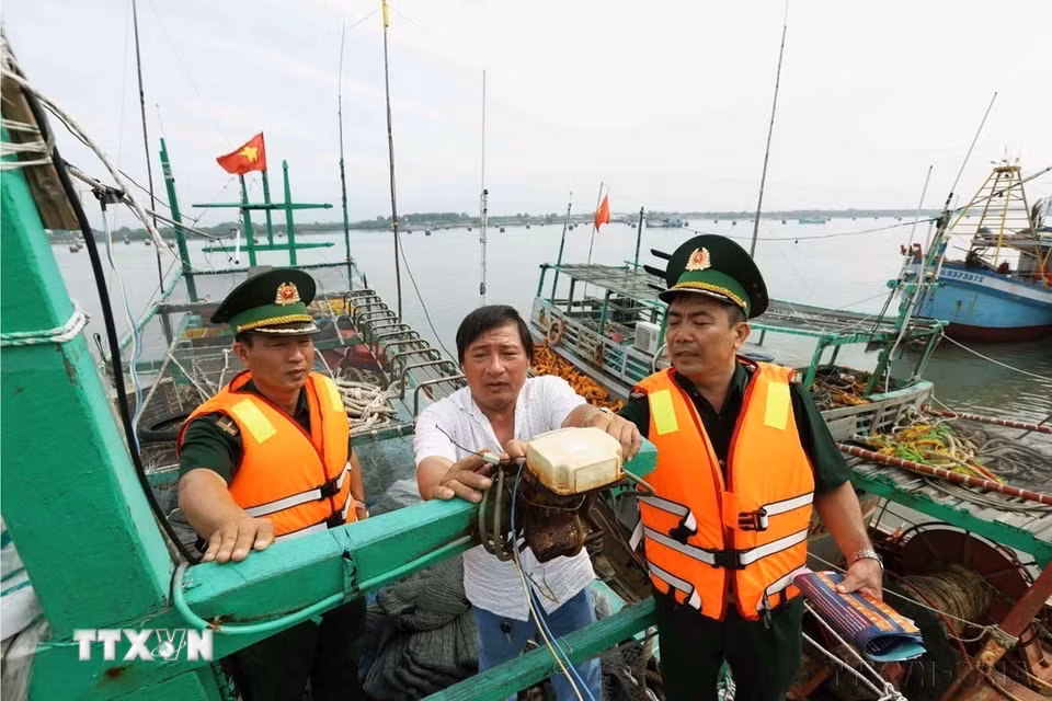 Bộ đội Biên phòng trạm cửa khẩu Cát Lở kiểm tra thiết bị giám sát hành trình trên tàu cá, trước khi ra khơi khai thác thủy sản. (Ảnh: Vũ Sinh/TTXVN)