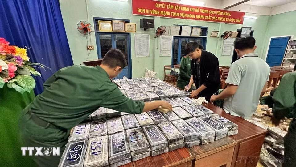 Đồn Biên phòng Bỉnh Hải (Quảng Ngãi) phát hiện và thu giữ 288 gói hàng nghi chứa chất ma túy tại bờ biển gành Nước Nhỉ. (Ảnh: TTXVN phát)