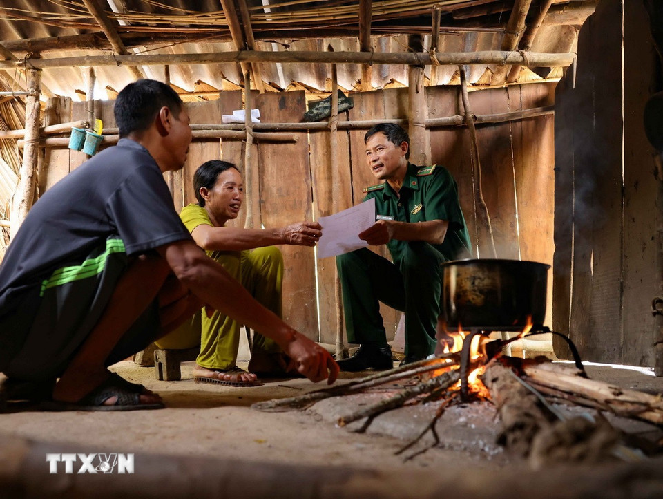 Đồng bào Chứt ở bản Rào Tre được Bộ đội Biên phòng Hà Tĩnh phát hiện vào năm 1991. Kể từ đó, ngày đêm những người lính Biên phòng cắm bản, kiên trì, bền bỉ, cầm tay chỉ việc, dựng nhà, khai hoang, trồng lúa, chăn nuôi... giúp người dân xây dựng cuộc sống tốt hơn. (Ảnh: Thanh Tùng/TTXVN)