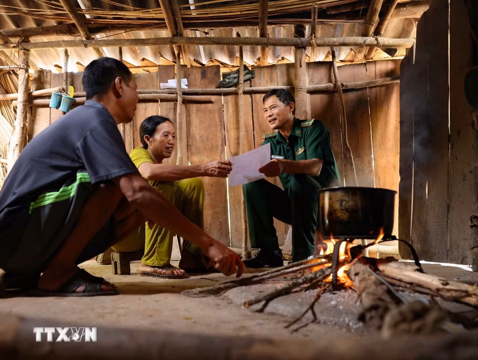 Đồng bào Chứt ở bản Rào Tre được Bộ đội Biên phòng Hà Tĩnh phát hiện vào năm 1991. Kể từ đó, ngày đêm những người lính Biên phòng cắm bản, kiên trì, bền bỉ, cầm tay chỉ việc, dựng nhà, khai hoang, trồng lúa, chăn nuôi... giúp người dân xây dựng cuộc sống tốt hơn. (Ảnh: Thanh Tùng/TTXVN)
