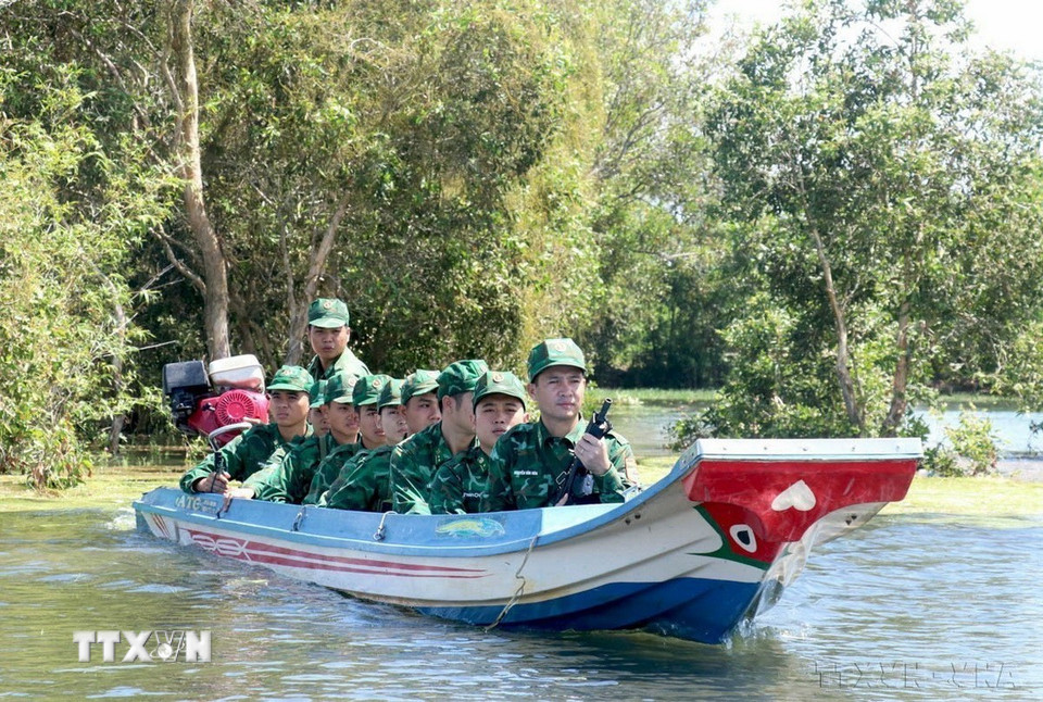 Bộ đội Biên phòng Long An tuần tra biên giới mùa nước nổi nhằm thực hiện tốt công tác quản lý, bảo vệ chủ quyền và bảo đảm an ninh trên tuyến biên giới. (Ảnh: Bùi Giang/TTXVN)