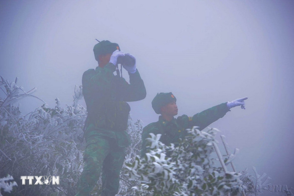 Cán bộ, chiến sỹ Đồn Biên phòng Xín Cái (tỉnh Hà Giang) tuần tra giữa băng tuyết bao phủ, bảo vệ vững chắc đường biên mốc giới. (Ảnh: TTXVN phát)