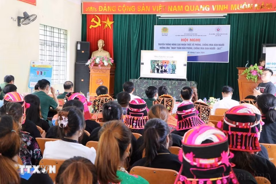 Người dân xã Huổi Luông, huyện Phong Thổ được trang bị kiến thức về tội phạm buôn bán người tại buổi truyền thông do Bộ Tư lệnh Bộ đội Biên phòng tỉnh Lai Châu phối hợp với các đơn vị tổ chức. (Ảnh: Nguyễn Oanh/TTXVN)