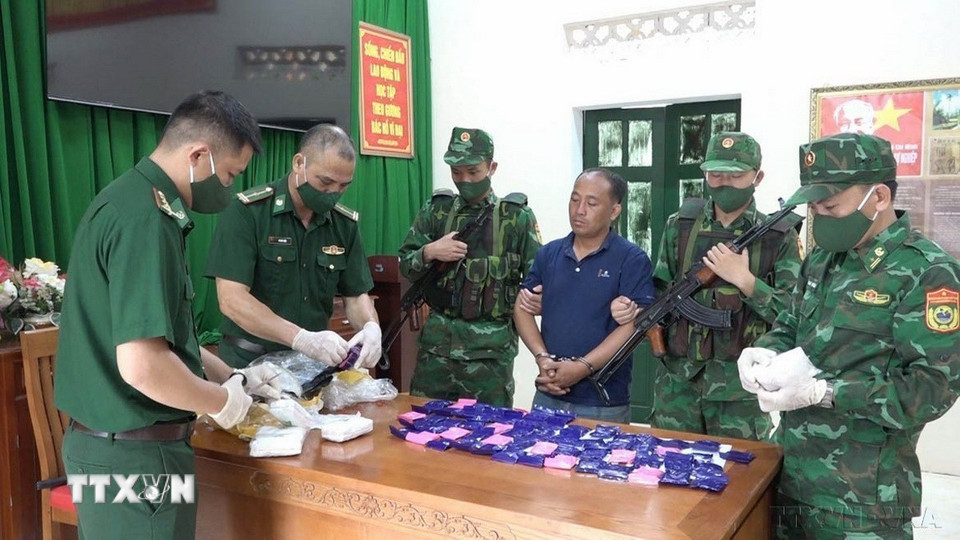 Bộ đội Biên phòng tỉnh Thanh Hóa bắt đối tượng người Lào vận chuyển 24.000 viên ma túy. (Ảnh: TTXVN phát)