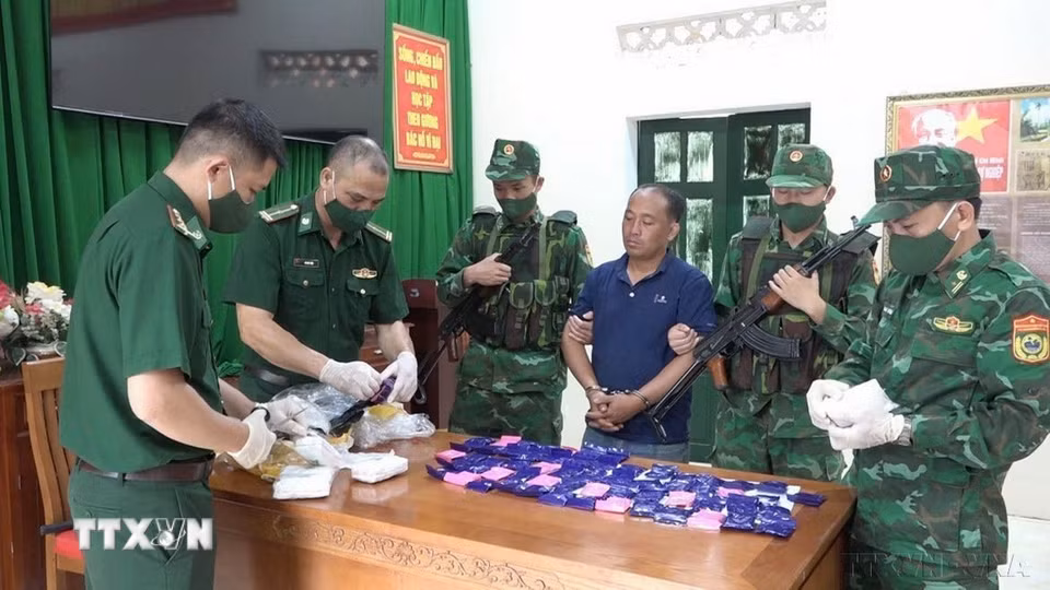 Bộ đội Biên phòng tỉnh Thanh Hóa bắt đối tượng người Lào vận chuyển 24.000 viên ma túy. (Ảnh: TTXVN phát)