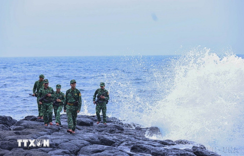 Bộ đội Biên phòng Đồn Cồn Cỏ (Quảng Trị) tuần tra trên đảo. (Ảnh: Minh Đức/TTXVN)