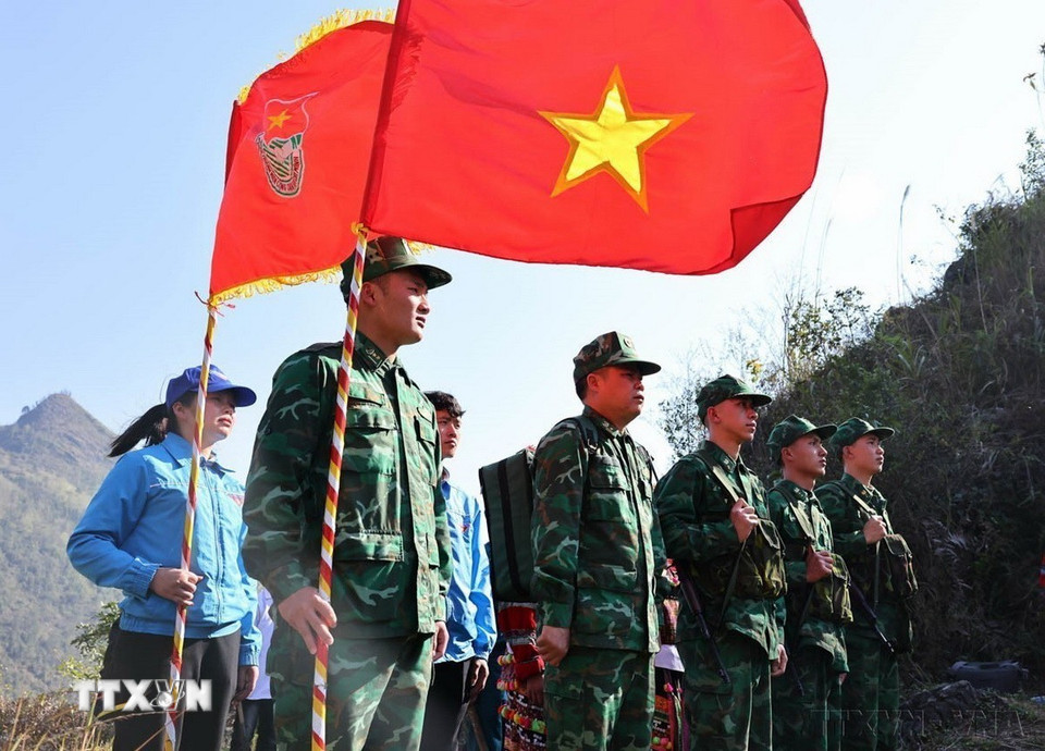 Đoàn viên, thanh niên huyện Đồng Văn phối hợp cùng cán bộ, chiến sỹ Đồn Biên phòng Lũng Cú (Hà Giang) tuần tra, bảo vệ đường biên, cột mốc biên giới. (Ảnh: Minh Đức/TTXVN)