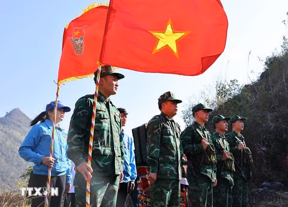 Đoàn viên, thanh niên huyện Đồng Văn phối hợp cùng cán bộ, chiến sỹ Đồn Biên phòng Lũng Cú (Hà Giang) tuần tra, bảo vệ đường biên, cột mốc biên giới. (Ảnh: Minh Đức/TTXVN)