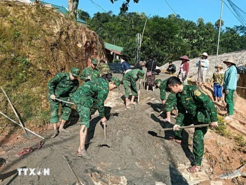 Cán bộ, chiến sỹ Đồn Biên phòng Mường Mìn (huyện Quan Sơn) xây dựng công trình “Bản sáng vùng biên” xã Mường Mìn (Thanh Hóa). (Ảnh: Hoa Mai/TTXVN)