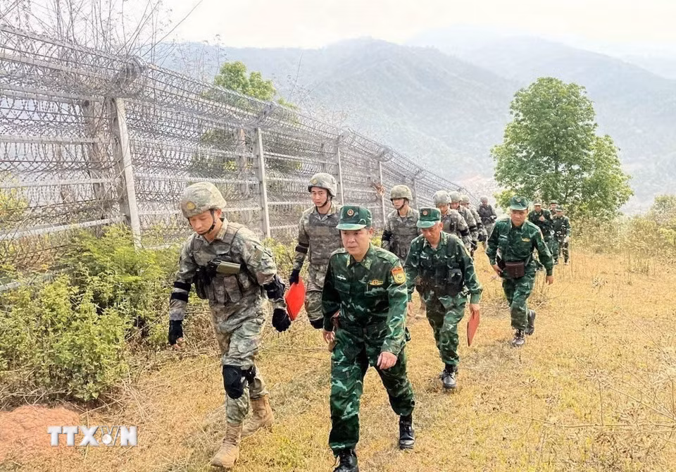 Lực lượng biên phòng hai nước Việt Nam-Trung Quốc tiến hành tuần tra song phương. (Ảnh: TTXVN phát)