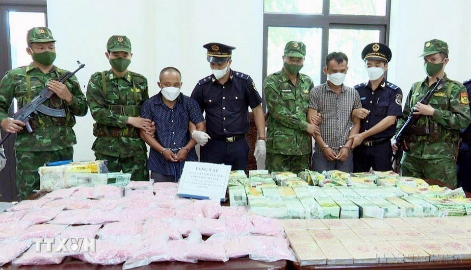 Lực lượng Bộ đội Biên phòng Hà Tĩnh phối hợp cùng các cơ quan chức năng bắt giữ 2 đối tượng quốc tịch Lào, vận chuyển trái phép hơn 70kg ma túy từ Lào qua Cửa khẩu quốc tế Cầu Treo. (Ảnh:TTXVN phát)