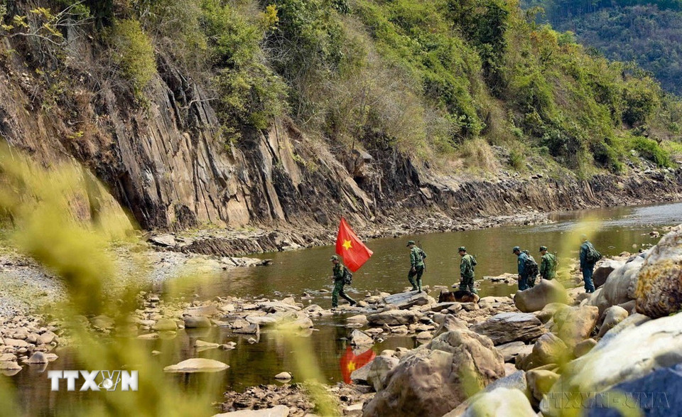 Bộ đội Biên phòng tỉnh Điện Biên luôn tích cực, chủ động thực hiện và phối hợp chặt chẽ với các lực lượng và nhân dân các dân tộc ở khu vực biên giới, tăng cường tuần tra kiểm soát, đấu tranh phòng, chống có hiệu quả với các loại tội phạm. (Ảnh: Xuân Tư/ TTXVN)