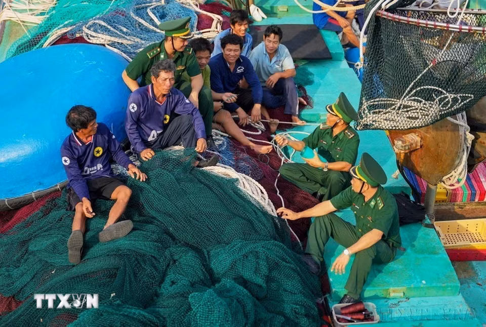 Cán bộ, chiến sỹ Đồn Biên phòng Trường Sa luôn gắn kết, hỗ trợ ngư dân Việt Nam vươn khơi bám biển. (Ảnh: Hồng Đạt/TTXVN)