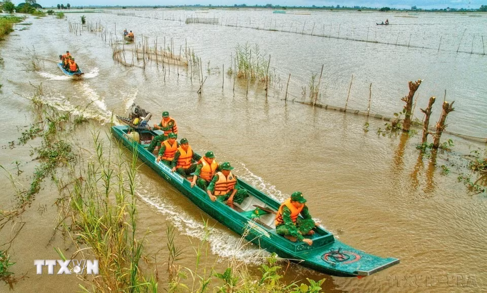 Để ngăn chặn hoạt động vận chuyển hàng lậu qua biên giới trong mùa nước nổi, lực lượng Bộ đội Biên phòng tỉnh An Giang ngày đêm tuần tra, mật phục bắt giữ. (Ảnh: Công Mạo/TTXVN)