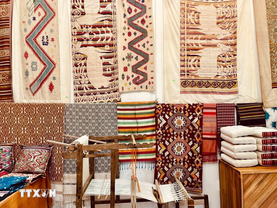 Sản phẩm thổ cẩm của người dân tộc Thái ở Nghệ An trở thành món đồ lưu niệm, sản phẩm hàng hóa ưa dùng của người dân và du khách. (Ảnh: TTXVN phát)