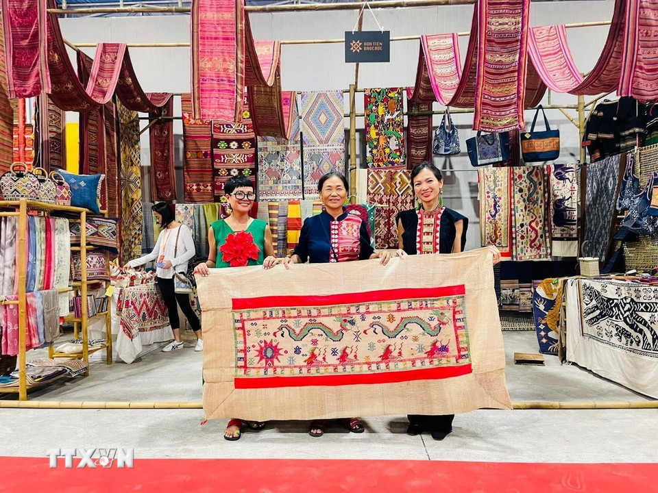 Sản phẩm dệt thổ cẩm của Hợp tác xã Làng nghề thổ cẩm Hoa Tiến, xã Châu Tiến, huyện Quỳ Châu được trưng bày tại nhiều hội chợ, hội thảo trong và ngoài nước. (Ảnh: TTXVN phát)
