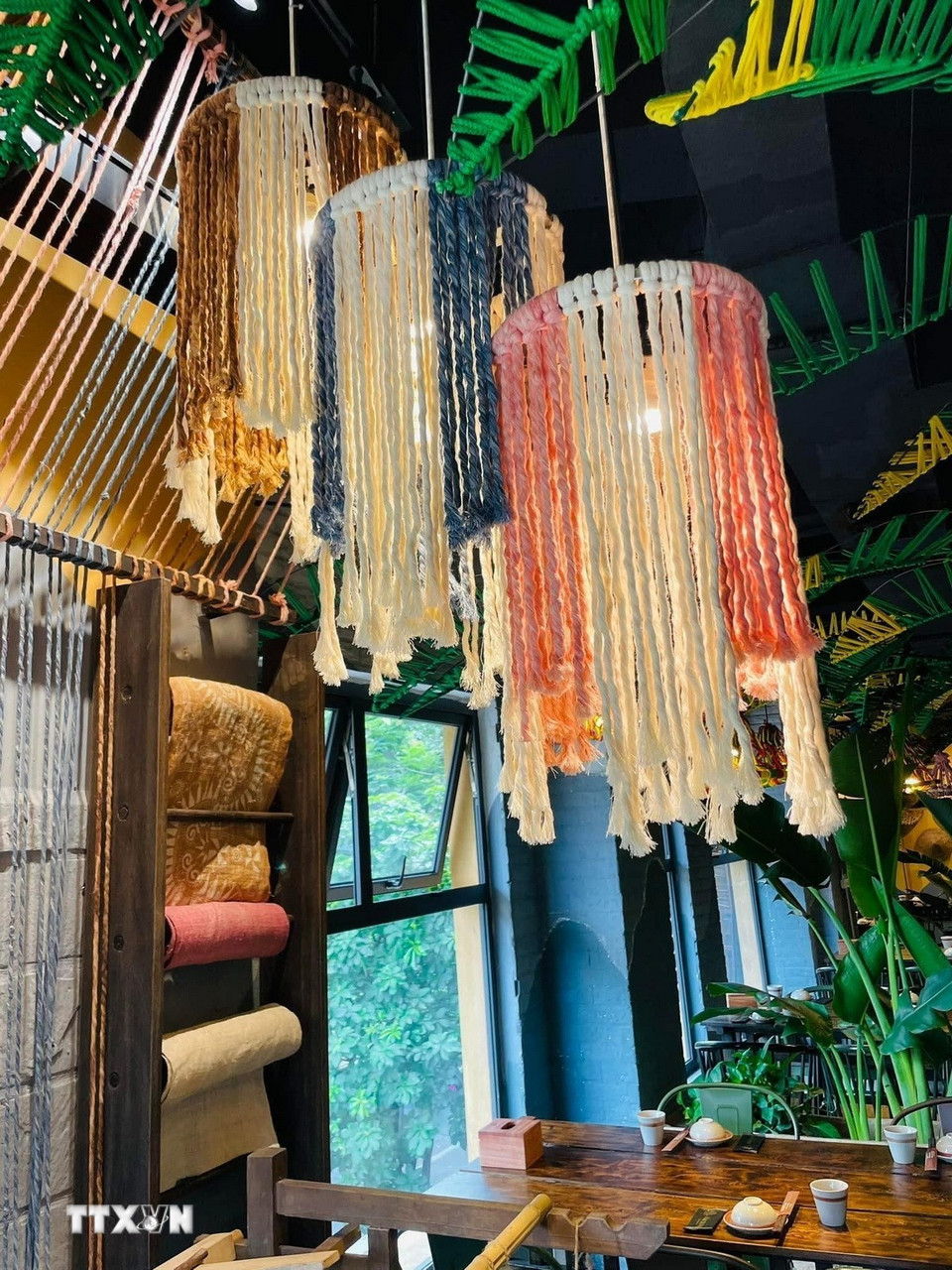 Nhiều sản phẩm được dệt thủ công sử dụng nguyên liệu tự nhiên của đồng bào Thái được ứng dụng cao. (Ảnh: TTXVN phát)