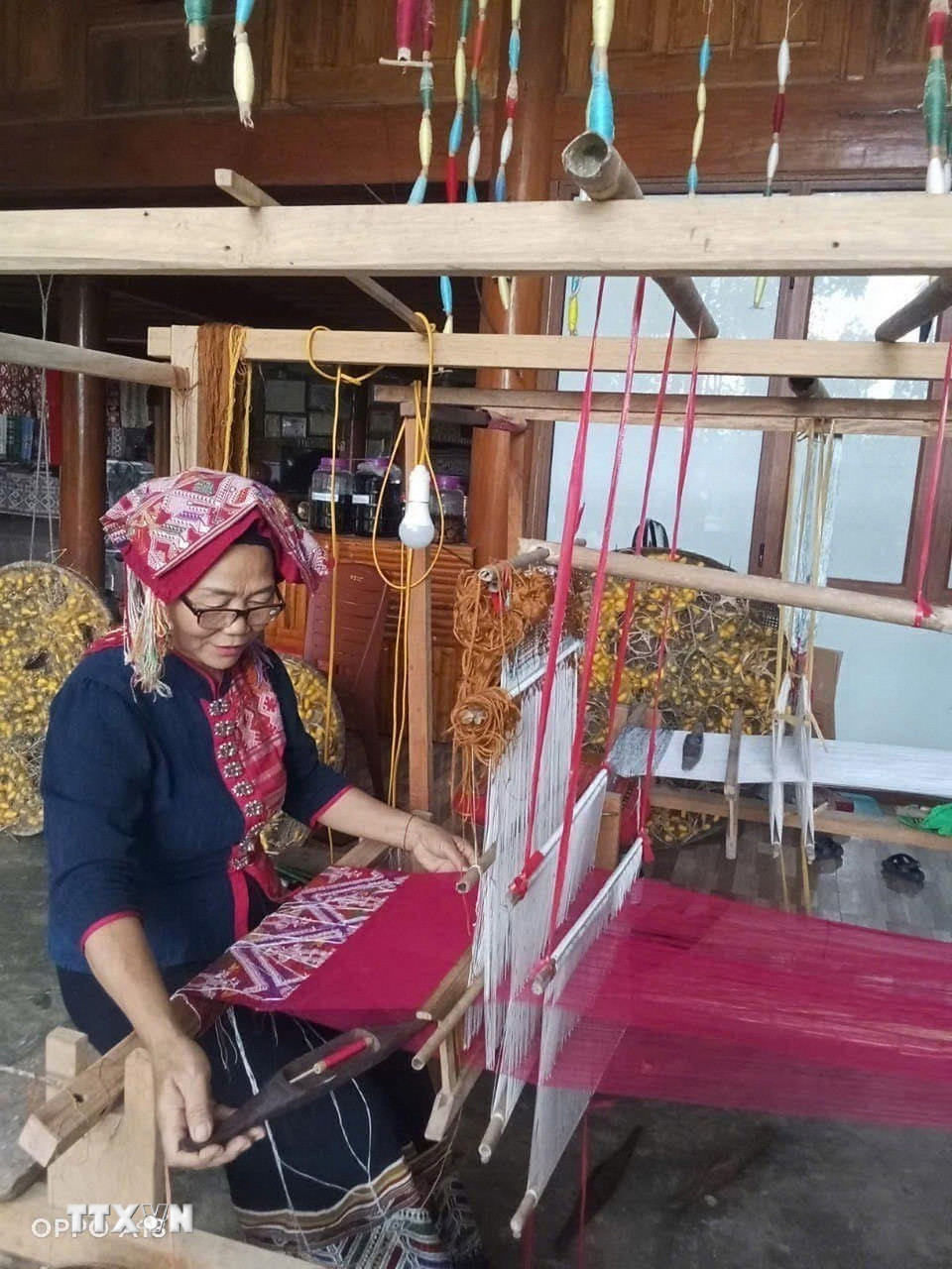 Nghệ nhân ưu tú Sầm Thị Bích, Giám đốc Hợp tác xã Làng nghề thổ cẩm Hoa Tiến, xã Châu Tiến, huyện Quỳ Châu luôn nỗ lực gìn giữ, đánh thức tình yêu nghề trong giới trẻ và phát triển du lịch.( Ảnh: TTXVN phát)