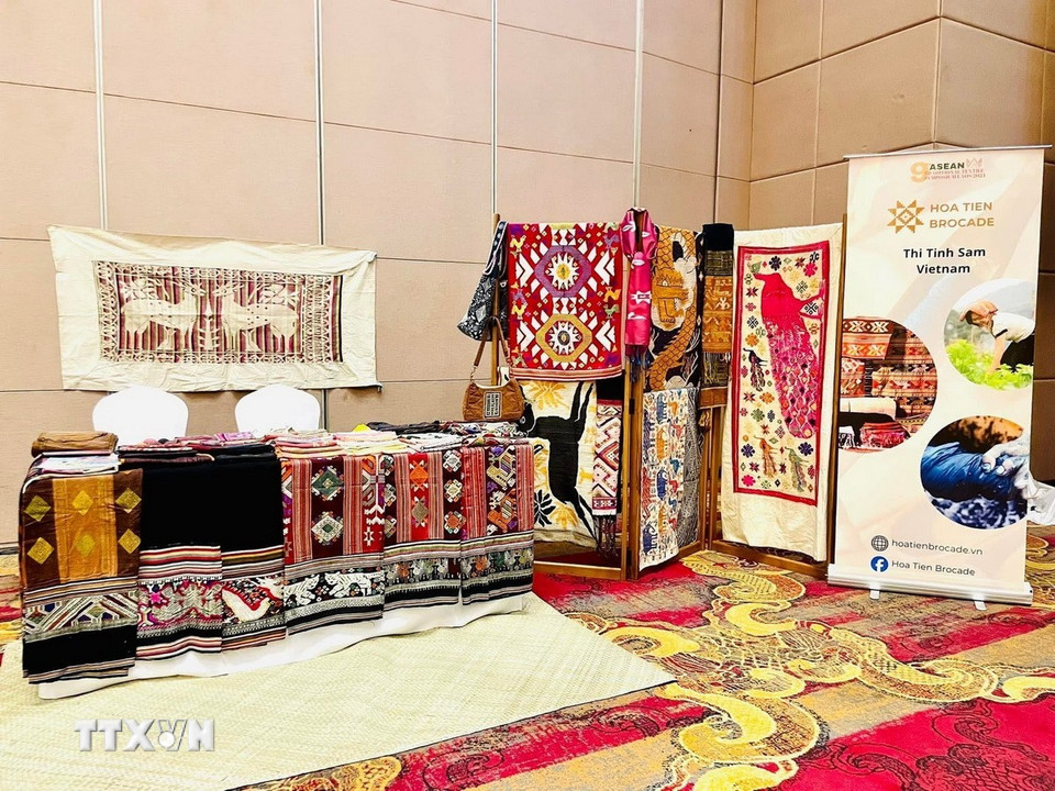 Sản phẩm dệt thổ cẩm của Hợp tác xã Làng nghề thổ cẩm Hoa Tiến, xã Châu Tiến, huyện Quỳ Châu được trưng bày tại nhiều hội chợ, hội thảo trong và ngoài nước. (Ảnh: TTXVN phát)