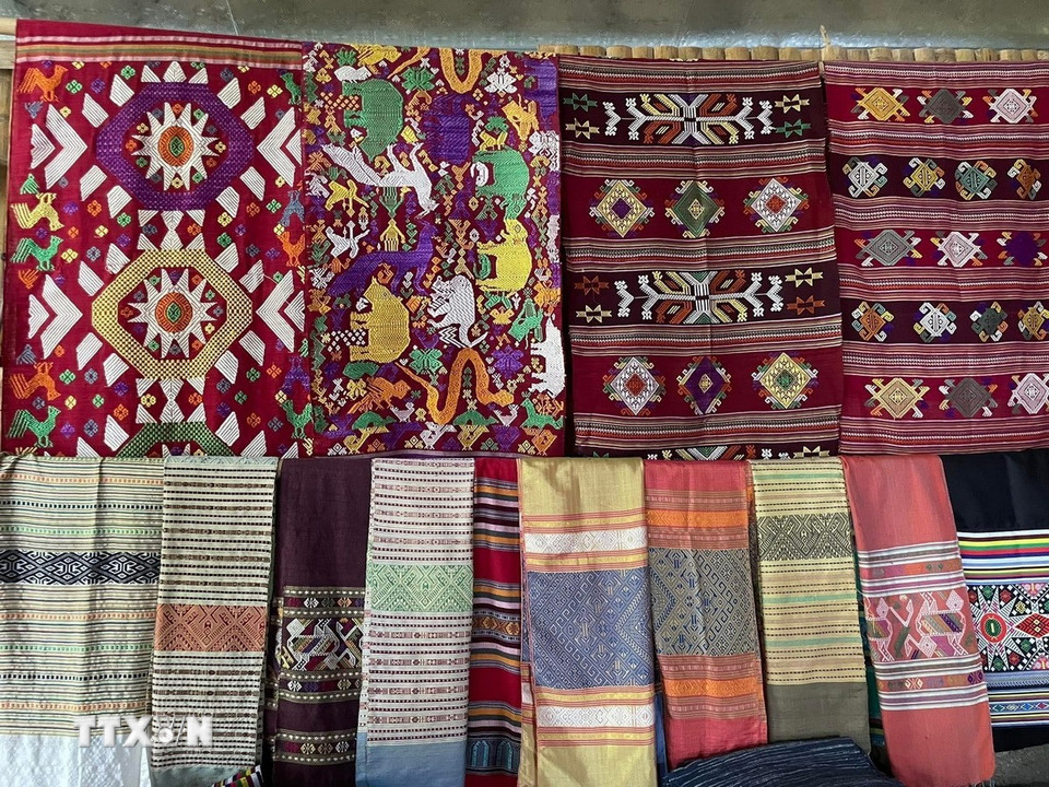 Bằng đôi bàn tay khéo léo và trí nhớ dân gian, những người phụ nữ Thái ở Nghệ An đã dệt nên những tấm vải mang họa tiết cầu kỳ, chứa đựng cả lịch sử, phong tục và tâm hồn dân tộc. (Ảnh: TTXVN phát)