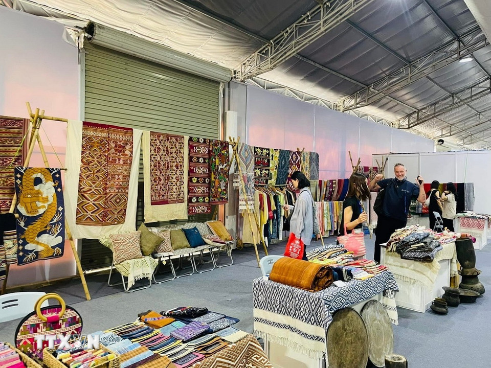 Sản phẩm dệt thổ cẩm của Hợp tác xã Làng nghề thổ cẩm Hoa Tiến, xã Châu Tiến, huyện Quỳ Châu được trưng bày tại nhiều hội chợ, hội thảo trong và ngoài nước. (Ảnh: TTXVN phát)