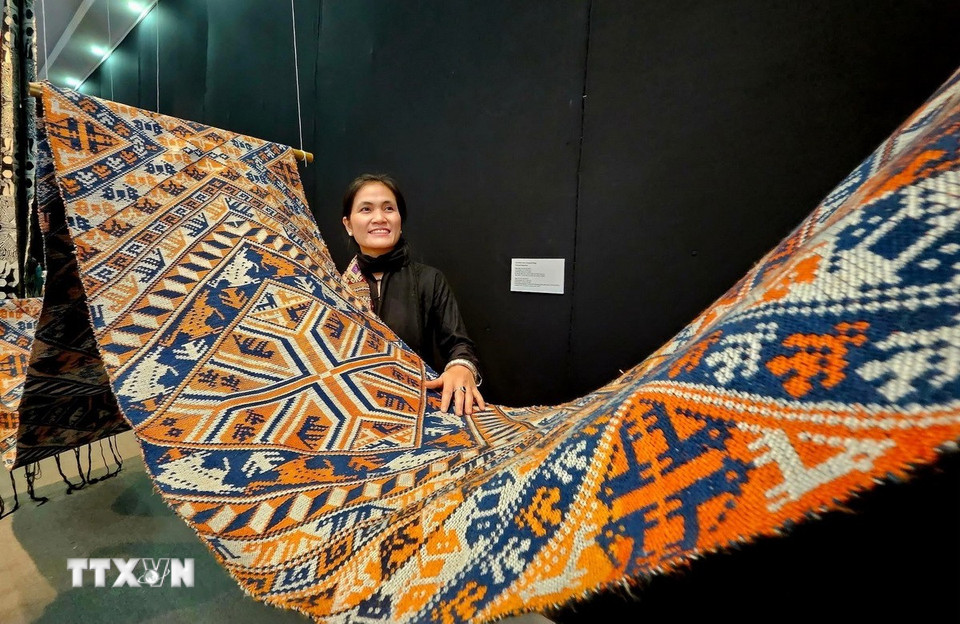 Sản phẩm dệt thổ cẩm của Hợp tác xã Làng nghề thổ cẩm Hoa Tiến, xã Châu Tiến, huyện Quỳ Châu được trưng bày tại nhiều hội chợ, hội thảo trong và ngoài nước. (Ảnh: TTXVN phát)