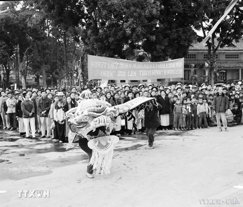 Nhân dân thủ đô vui mừng khi bản Hiến pháp mới được Quốc hội khóa I thông qua (1959). (Ảnh: TTXVN)