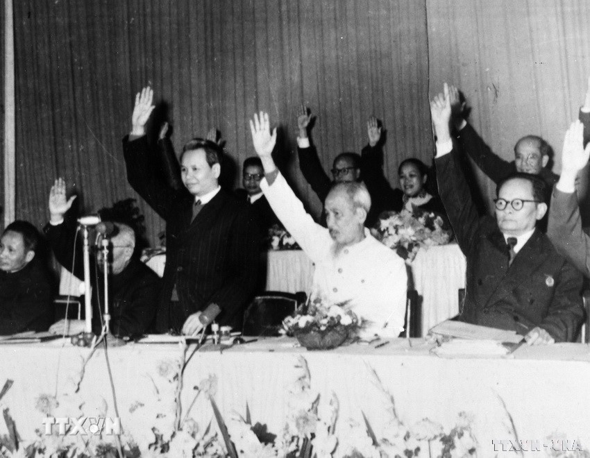 Quốc hội đã ban hành Hiến pháp 1959 tạo nền tảng pháp lý cho việc xây dựng chủ nghĩa xã hội ở miền Bắc, đấu tranh thống nhất nước nhà. Trong ảnh: Chủ tịch Hồ Chí Minh và các đại biểu Quốc hội nhất trí thông qua Hiến pháp mới tại Kỳ họp thứ 11, Quốc hội khóa I (1959). (Ảnh: TTXVN)