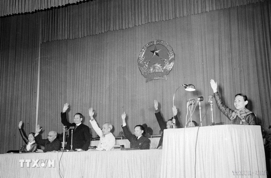 Giai đoạn 1946–1960, Quốc hội đã ghi dấu nhiều thành tựu quan trọng: thông qua hai bản Hiến pháp của nước Việt Nam Dân chủ Cộng hòa, trong đó có bản Hiến pháp năm 1946 - bản Hiến pháp đầu tiên mở ra tiến trình xây dựng và hoàn thiện hệ thống pháp luật xã hội chủ nghĩa ở Việt Nam. Trong ảnh: Chủ tịch Hồ Chí Minh và các đại biểu Quốc hội nhất trí thông qua Luật hôn nhân và gia đình (1959). (Ảnh: TTXVN)