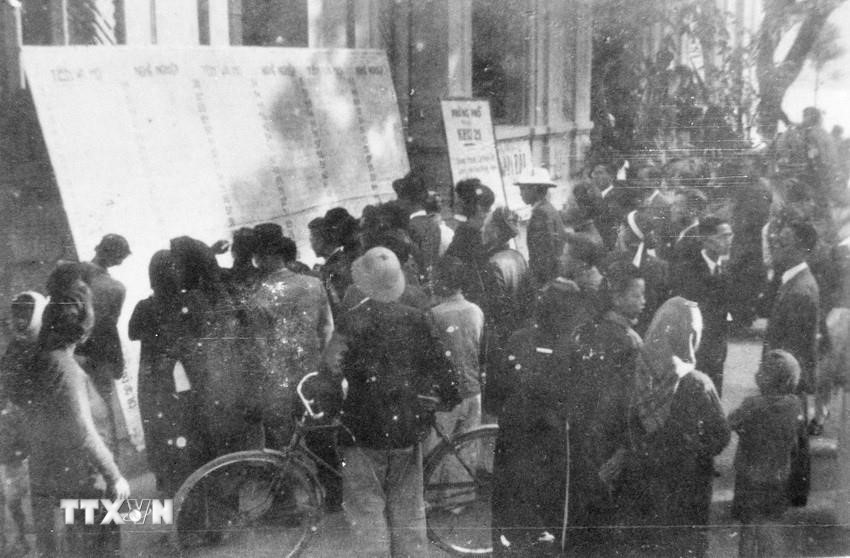 Chỉ sau 5 tháng giành được độc lập, hưởng ứng lời kêu gọi của Chủ tịch Hồ Chí Minh, với tinh thần yêu nước và khí thế hào hùng của Cách mạng tháng Tám, tất cả công dân Việt Nam từ 18 tuổi trở lên trên khắp mọi miền Tổ quốc, không phân biệt nam, nữ, giàu nghèo, dân tộc, tôn giáo đã tham gia cuộc tổng tuyển cử đầu tiên bầu ra Quốc hội theo nguyên tắc dân chủ, tiến bộ nhất. Trong ảnh: Cử tri Thủ đô xem danh sách, tiểu sử các đại biểu ra ứng cử. (Ảnh: Tư liệu TTXVN)