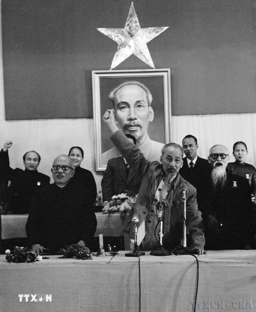 Chủ tịch Hồ Chí Minh hô khẩu hiệu "Việt Nam nhất định thống nhất" tại lễ bế mạc kỳ họp thứ 6, Quốc hội khóa I. Tại kỳ họp, Quốc hội quyết định sửa đổi Hiến pháp, Chủ tịch Hồ Chí Minh được cử làm Trưởng ban sửa đổi Hiến pháp (1956). (Ảnh: TTXVN)