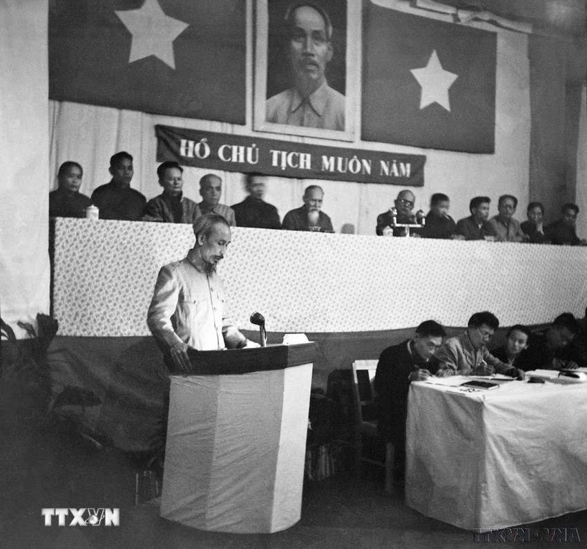 Chủ tịch Hồ Chí Minh đọc báo cáo về "tình hình trước mắt và nhiệm vụ cải cách ruộng đất" tại kỳ họp thứ 3, Quốc hội khóa I, họp tại căn cứ địa Việt Bắc (12/1953). (Ảnh: TTXVN)