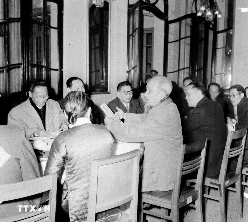 Giai đoạn 1946-960, Quốc hội đã ghi dấu nhiều thành tựu quan trọng: thông qua hai bản Hiến pháp của nước Việt Nam Dân chủ Cộng hòa, trong đó có bản Hiến pháp năm 1946 - bản Hiến pháp đầu tiên mở ra tiến trình xây dựng và hoàn thiện hệ thống pháp luật xã hội chủ nghĩa ở Việt Nam. Trong ảnh: Ban sửa đổi Hiến pháp do Chủ tịch Hồ Chí Minh làm Trưởng ban họp phiên cuối cùng để hoàn chỉnh dự thảo Hiến pháp mới trình Quốc hội thông qua (25/12/1959). (Ảnh: TTXVN)