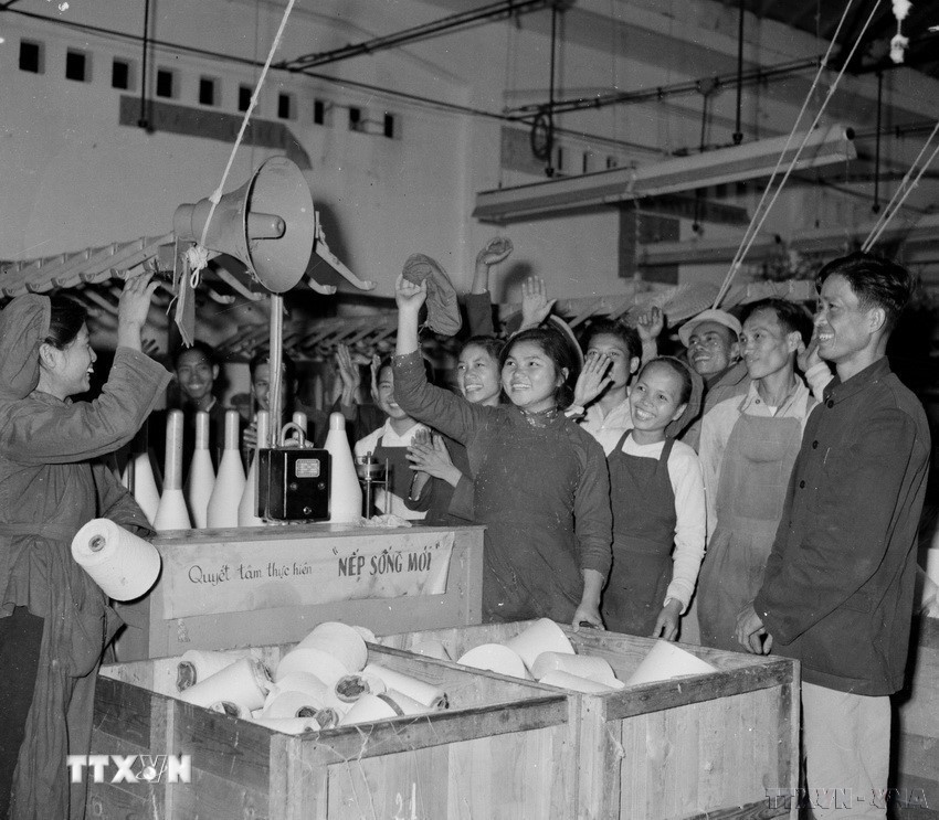 Công nhân xí nghiệp dệt kim Đông-Xuân phấn khởi khi nghe Quốc hội thông qua Hiến pháp mới (1959). (Ảnh: TTXVN)