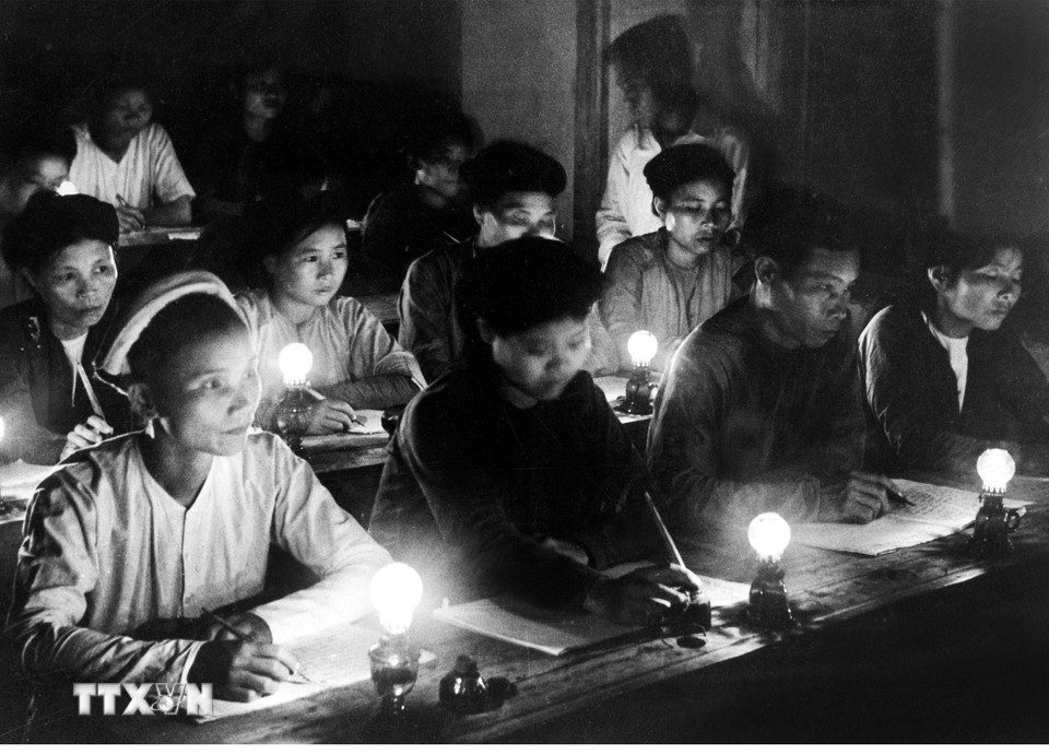 Trong năm 1946, Quốc hội đã có những hành động quyết liệt để đoàn kết, thống nhất dân tộc, chống thù trong, giặc ngoài, xây dựng và củng cố chính quyền cách mạng. Trong ảnh: Một lớp Bình dân học vụ ở Hà Nội những ngày đầu độc lập. (Ảnh: TTXVN)