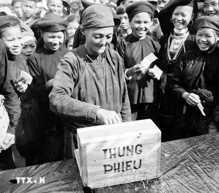 Bà Ma Thị Bưởi (người dân tộc Thổ), thôn B, xã Đoàn Kết (Thái Nguyên) sung sướng cầm lá phiếu của chính mình lựa chọn người bầu cử để thành lập khu tự trư Việt-Bắc (1956). (Ảnh: TTXVN)