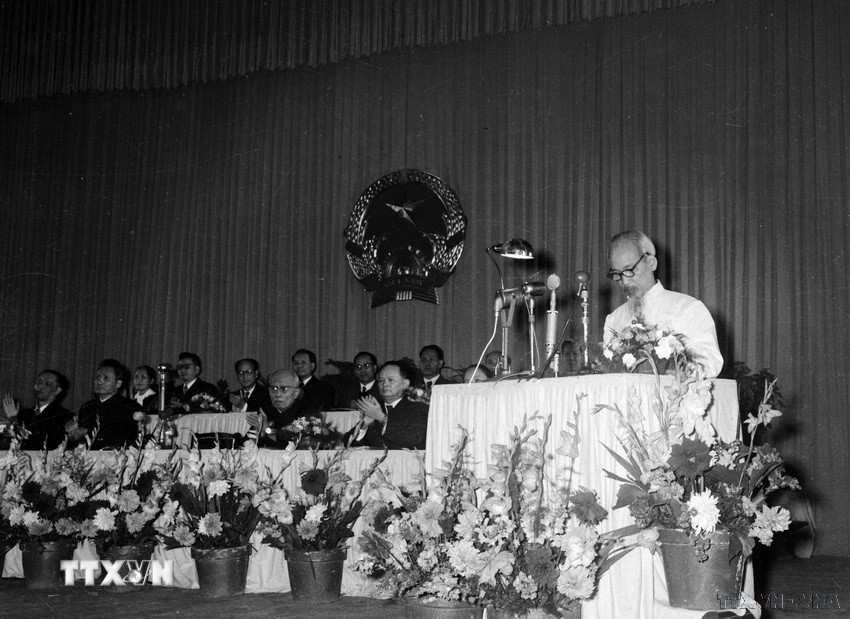 Chủ tịch Hồ Chí Minh báo cáo trước Quốc hội về bản Hiến pháp sửa đổi tại kỳ họp thứ 11, Quốc hội khóa I, họp từ ngày 18-31/12/1959. (Ảnh: TTXVN)