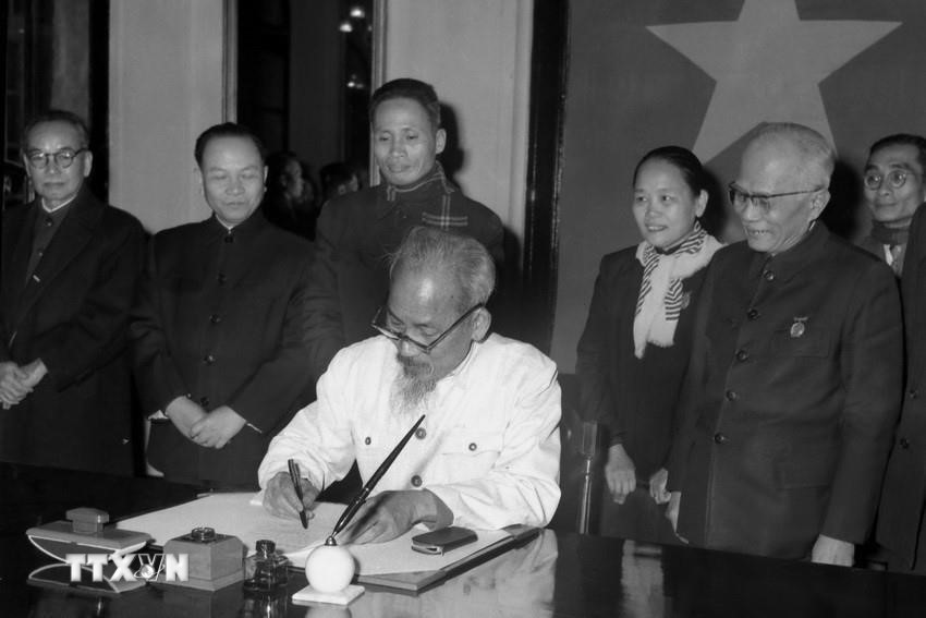 Trong thời kỳ kháng chiến cứu nước vô cùng ác liệt, với tinh thần tất cả cho tuyền tuyến, tất cả để đánh thắng giặc Mỹ xâm lược, Quốc hội đã ban hành Hiến pháp 1959 tạo nền tảng pháp lý cho việc xây dựng chủ nghĩa xã hội ở miền Bắc, đấu tranh thống nhất nước nhà. Trong ảnh: Sau khi Quốc hôi thông qua Hiến pháp mới, sáng 01/01/1960, Chủ tịch Hồ Chí Minh ký sắc lệnh công bố Hiến pháp năm 1960. (Ảnh: TTXVN)