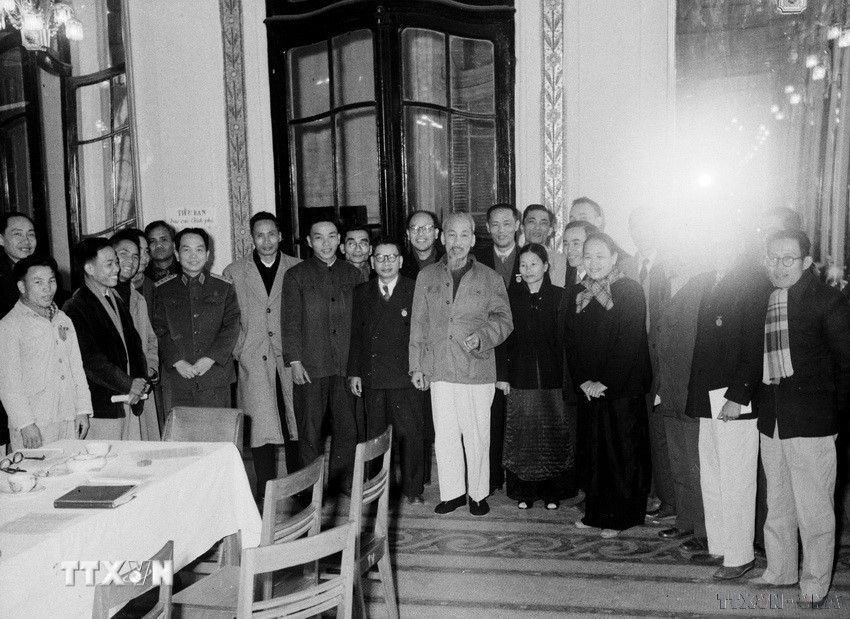 Trong thời kỳ kháng chiến cứu nước vô cùng ác liệt, với tinh thần tất cả cho tuyền tuyến, tất cả để đánh thắng giặc Mỹ xâm lược, Quốc hội đã ban hành Hiến pháp 1959 tạo nền tảng pháp lý cho việc xây dựng chủ nghĩa xã hội ở miền Bắc, đấu tranh thống nhất nước nhà. Trong ảnh: Chủ tịch Hồ Chí Mình và các thành viên trong Ban sửa đổi Hiếp pháp sau khi hoàn thành nhiệm vụ (25/12/1959). (Ảnh: TTXVN)