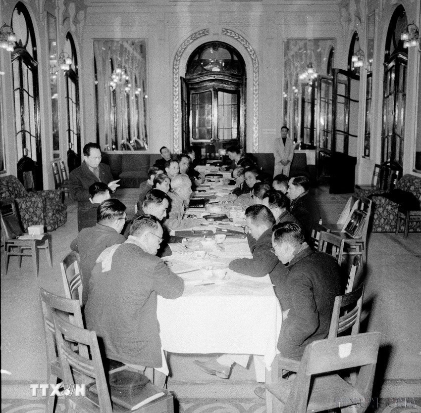 Ban sửa đổi Hiến pháp do Chủ tịch Hồ Chí Minh làm Trưởng ban họp phiên cuối cùng để hoàn chỉnh bản dự thảo mới trình quốc hội thông qua (25/12/1959). (Ảnh: TTXVN)