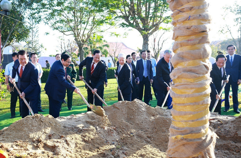 Thủ tướng Phạm Minh Chính và các đại biểu trồng cây tại Khu lưu niệm Thủ tướng Phạm Văn Đồng ở xã Mộ Đức, tỉnh Quảng Ngãi. (Ảnh: Dương Giang/TTXVN)