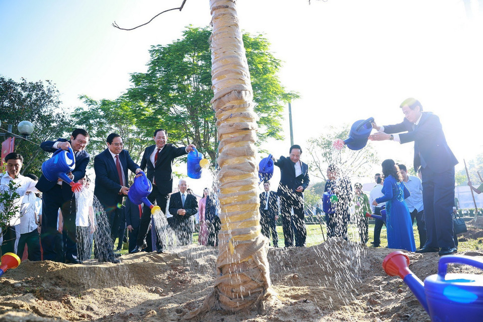 Thủ tướng Phạm Minh Chính và các đại biểu trồng cây tại Khu lưu niệm Thủ tướng Phạm Văn Đồng ở xã Mộ Đức, tỉnh Quảng Ngãi. (Ảnh: Dương Giang/TTXVN)