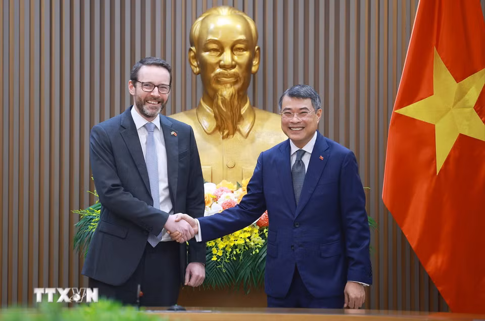 Thủ tướng Lê Minh Hưng tiếp Đại sứ Vương quốc Anh và Bắc Ireland Iain Frew. (Ảnh: Dương Giang/TTXVN)