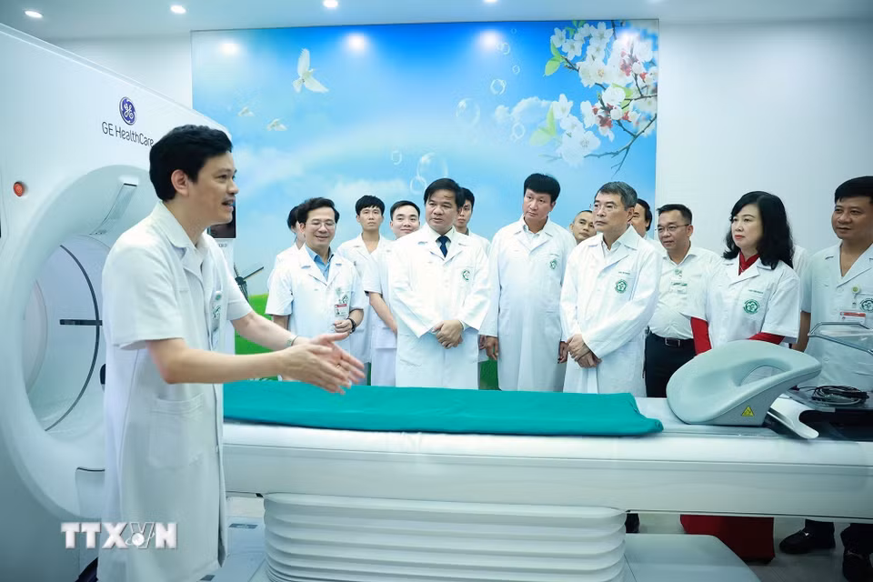 Thủ tướng Lê Minh Hưng thăm, kiểm tra công tác khám, chữa bệnh của Bệnh viện Bạch Mai cơ sở Ninh Bình. (Ảnh: Dương Giang/TTXVN)
