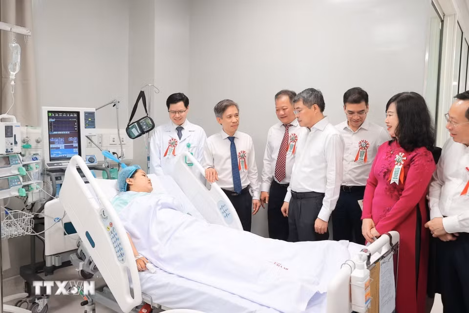 Thủ tướng Lê Minh Hưng và đại biểu tham quan khu vực Hồi sức tích cực của Bệnh viện Việt Đức cơ sở Ninh Bình. (Ảnh: Minh Quyết/TTXVN)