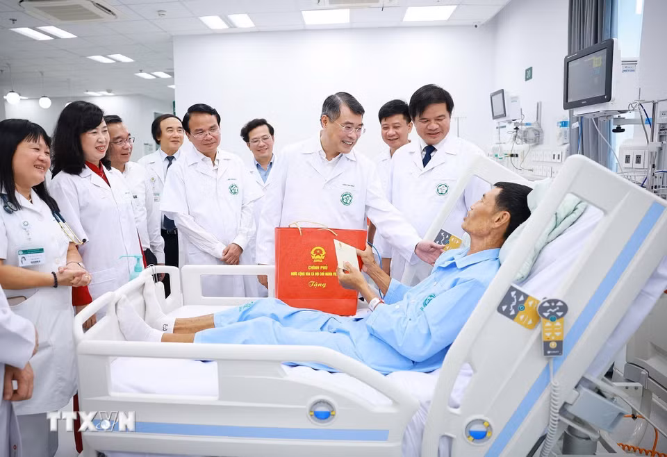Thủ tướng Lê Minh Hưng thăm, động viên Bet88com casino, thể thao, bắn cá, nổ hũ đang điều trị tại Bệnh viện Bạch Mai cơ sở Ninh Bình. (Ảnh: Dương Giang/TTXVN)