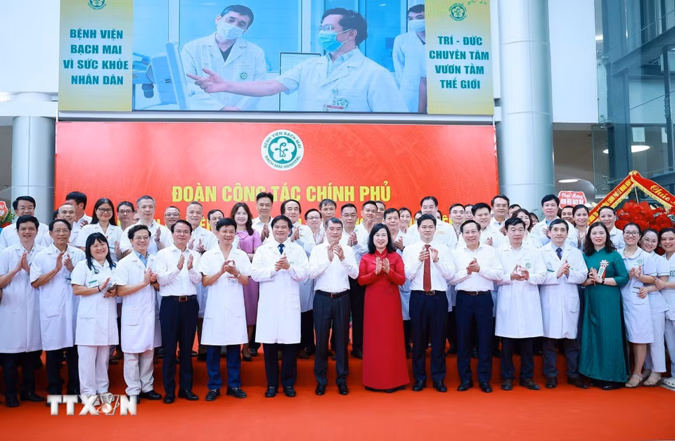 Thủ tướng Lê Minh Hưng với cán bộ, y bác sỹ, nhân viên y tế Bệnh viện Bạch Mai cơ sở Ninh Bình. (Ảnh: Dương Giang/TTXVN)